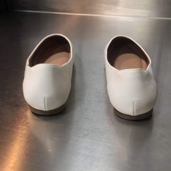 New WB Woman’s Journee Collection Elegant White Women's Flats - Picture 4 of 6